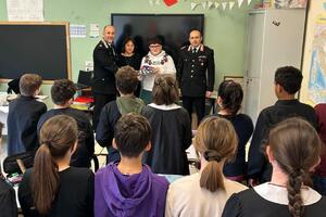 I bimbi della scuola primaria consegnano un dono speciale ai carabinieri
