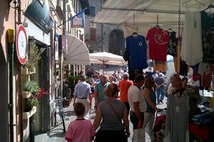 Castelnuovo, alcune bancarelle del mercato migrano temporaneamente in piazza della Repubblica