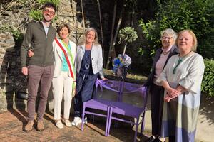 Inaugurata una panchina viola nel centro storico