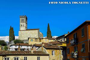 A Barga inaugura la prima panchina viola