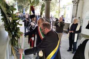 25 aprile a Castelnuovo, una corona per tutti i caduti: cerimonia solenne in piazza Vincenti