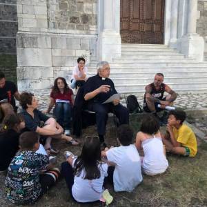 don Carlo con un gruppo