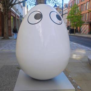 Uovo di Pasqua di Anya Hindmarch di Anya..