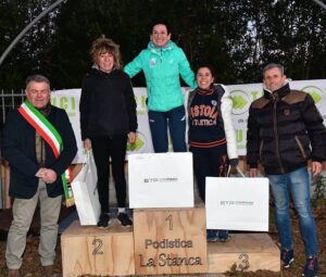 PIERONI ROBERTA ORECCHIELLA VINCE CATEGORIA DONNE veterane