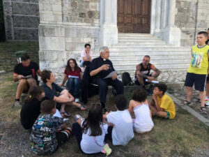 don Carlo con un gruppo