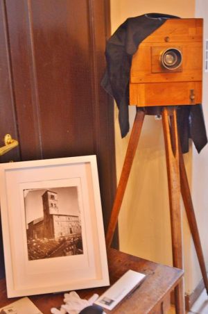 Mostra Archivio Rigali - lastra e macchina fotografica