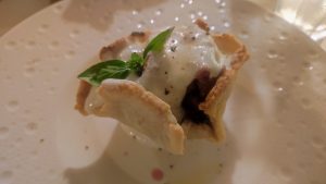 Al Coltello (Tartare battuta al coltello in crosta,radicchio agro, e fonduta di formaggi della zona)