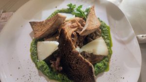 Cò ì (lampredotto , pane ai grani antichi, salsa verde,pecorino al pepe)