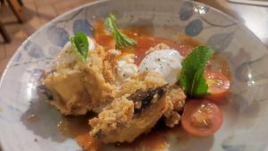 Masca (melanzane impanate nel panko con cremoso di capra, chutney di pomodoro)