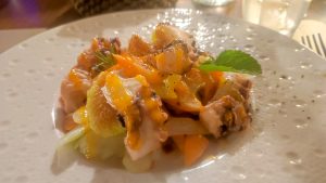 Ventoso (piccola catalana di polpo con vegetali freschi e salsa di albicocca)