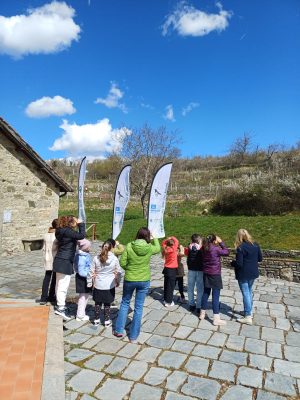 Bosa progetto con bambini di schiena