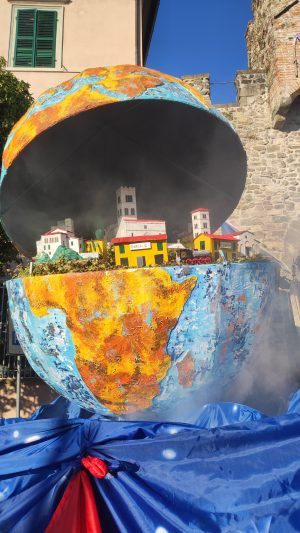 Il carro vincitore della passata edizione della Festa del Muletto, realizzato dal rione Real Piangrande