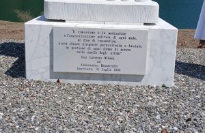 La targa al centro delle polemiche